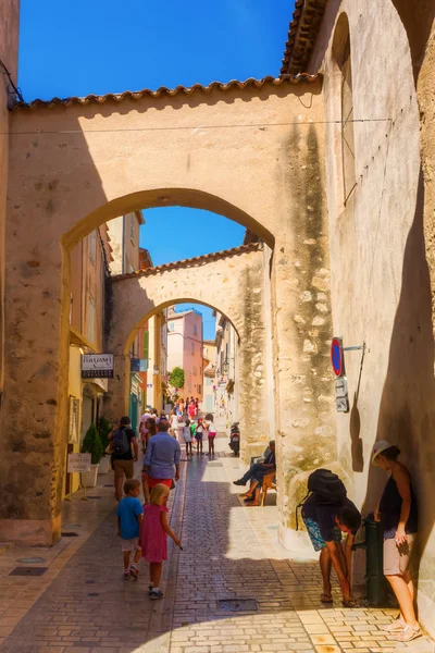 Pittoresk steegje in Saint Tropez, Zuid-Frankrijk — Stockfoto