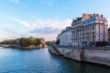 Ile de la Cite Paris alacakaranlıkta