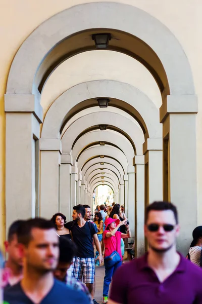 Archway in de buurt van Ponte Vecchio in Florence, Italië — Stockfoto