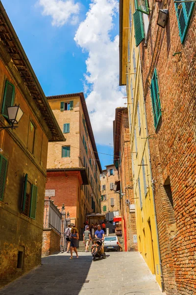 Pintoresco callejón en Siena, Toscana, Italia — Foto de Stock
