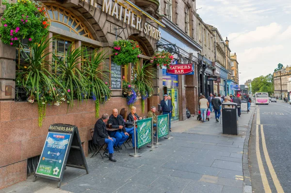 Vieux pub avec fumeurs à Edimbourg — Photo