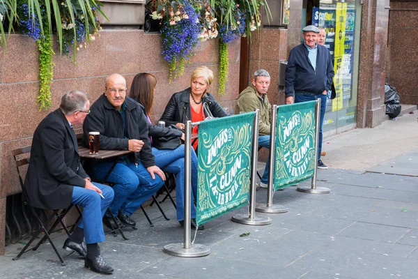 Viejo pub con fumadores en Edimburgo — Foto de Stock