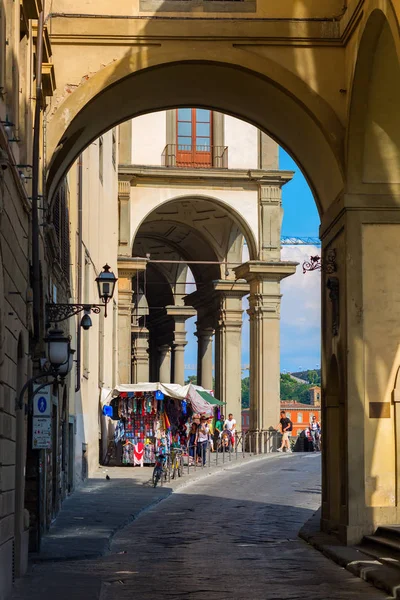 Podloubí poblíž Ponte Vecchio Florene, Itálie — Stock fotografie