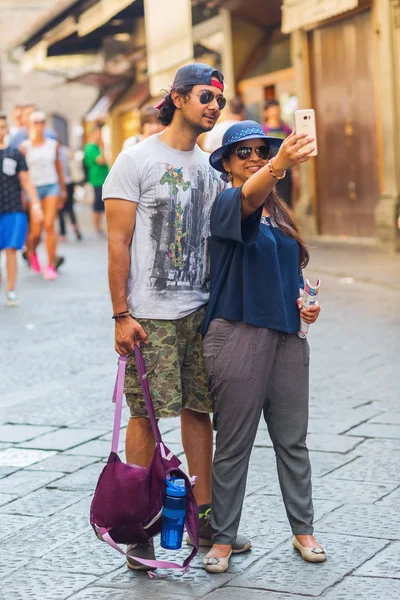Menschen machen Selfies auf Ponte Vecchio, Florenz — Stockfoto