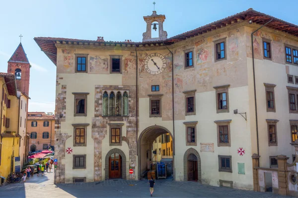 Старое здание на Рыцарской площади, Пиза, Италия — стоковое фото
