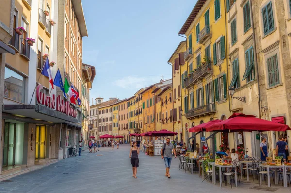 Strada nel centro storico di Pisa, Italia — Foto Stock