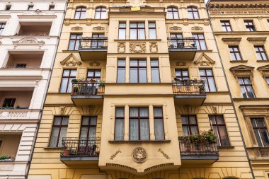 berlin bölgesindeki tarihi bir binanın dış cephe