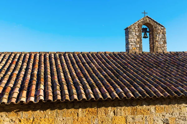 Střecha se zvonicí v Provence — Stock fotografie