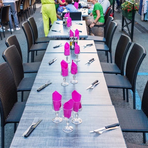 屋外イベントで並べられたテーブル — ストック写真