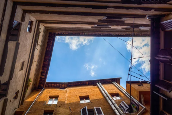 Låg vinkel se gamla byggnader i Siena — Stockfoto