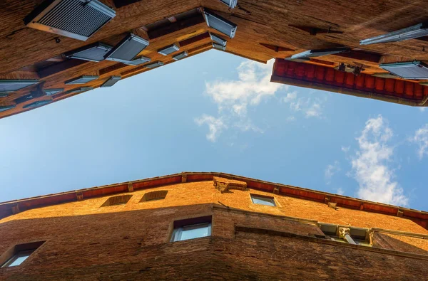 Vista de ángulo bajo de edificios antiguos en Siena —  Fotos de Stock