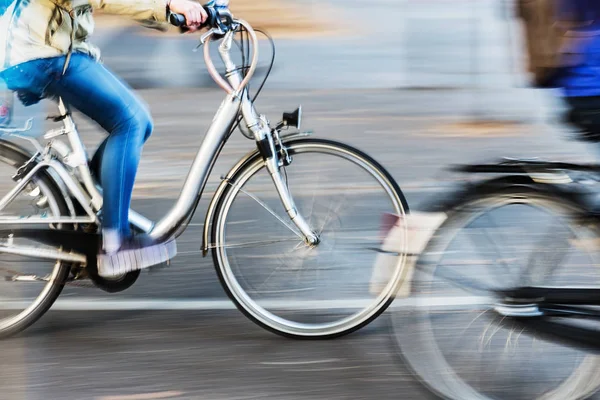 Ciclistas no trânsito da cidade em desfoque de movimento — Fotografia de Stock