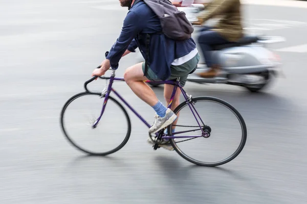 Fiets rider in stadsverkeer in motion blur — Stockfoto