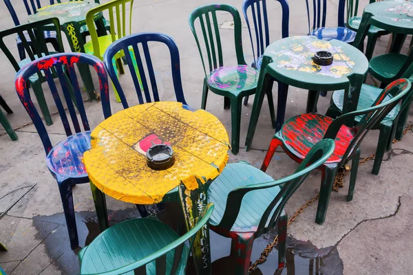 Tables basses anciennes et colorées — Photo