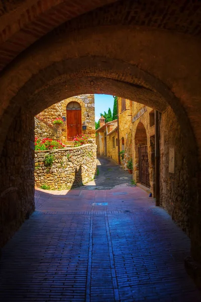 Archway in San Gimignano, Italië — Stockfoto