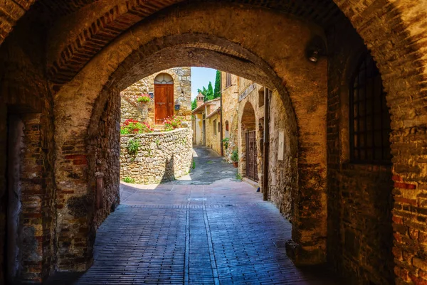 Archway in San Gimignano, Italia —  Fotos de Stock
