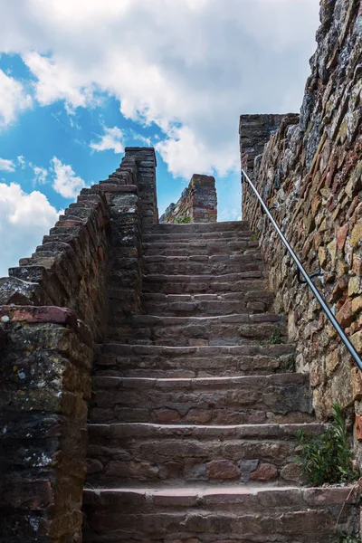 Dik bir taş merdiven resmi — Stok fotoğraf