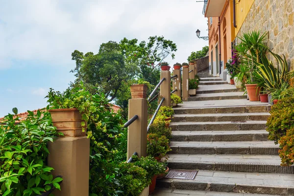 Escaleras empinadas en Riomaggiore, Italia — Foto de Stock