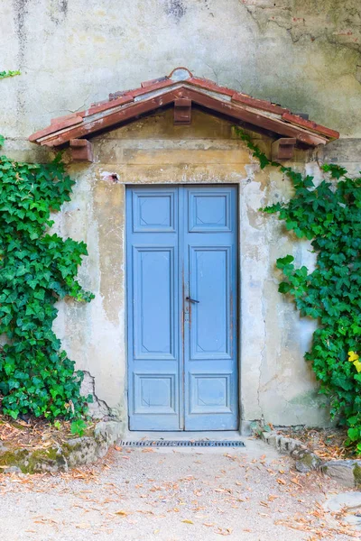 Porta velha com telhado pequeno — Fotografia de Stock