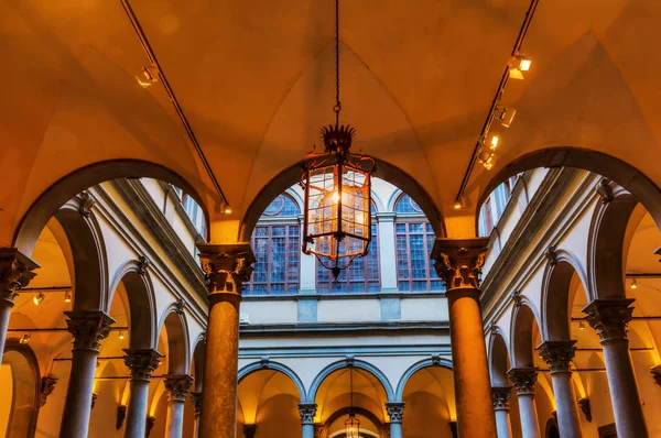 Pátio histórico em Florença, Itália — Fotografia de Stock