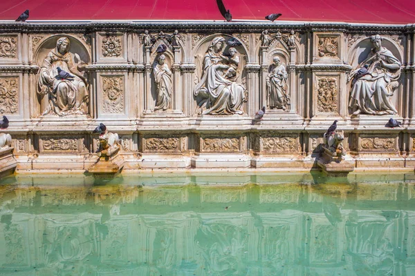 Исторический Фонте Гайя в Сиене, Италия — стоковое фото