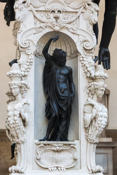 フィレンツェのペルセウス像のソケット — ストック写真