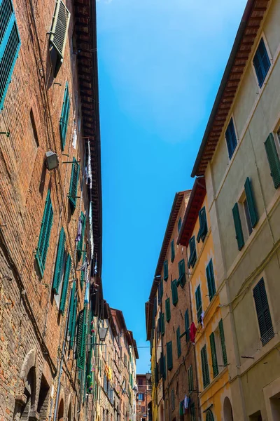 Beco na cidade velha de Siena — Fotografia de Stock