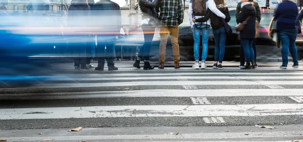 Gente esperando en el cruce de peatones — Foto de Stock