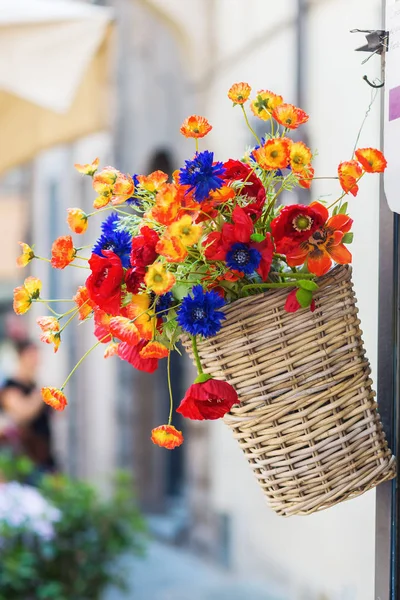 Korb mit künstlichen Blumen — Stockfoto