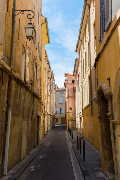 Aix-en-Provence eski binalarda olan yol