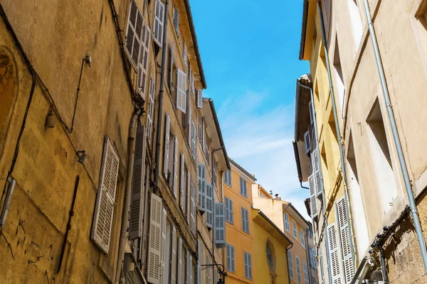 Väg med gamla byggnader i Aix-en-Provence — Stockfoto