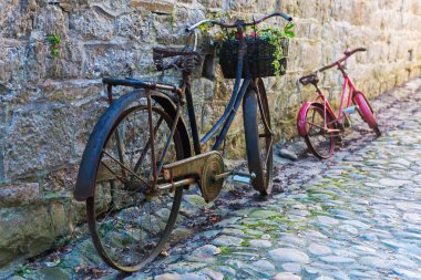 eski bisiklet bir duvara yaslanmış