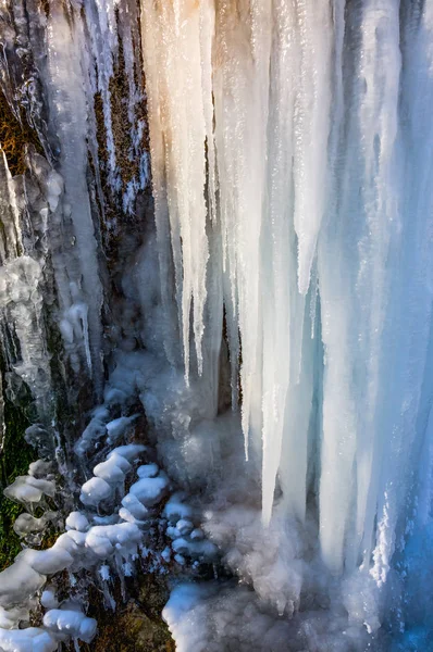 Imagem de icicles de uma cachoeira — Fotografia de Stock