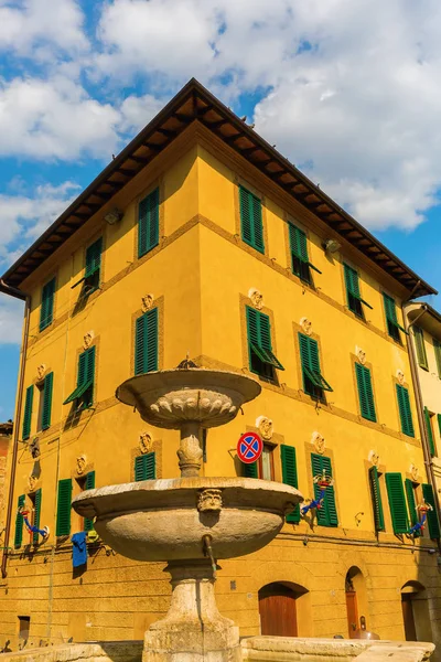 Altes gebäude in siena, italien — Stockfoto