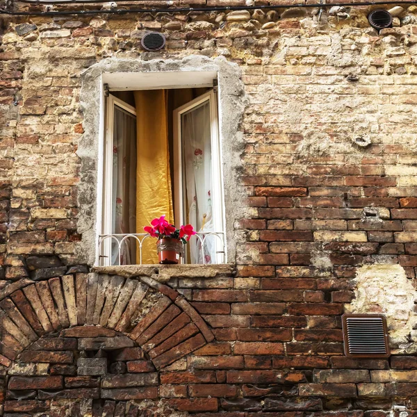 Fachada de una antigua casa en Siena — Foto de Stock