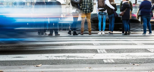 Scène de rue avec des gens en attente — Photo