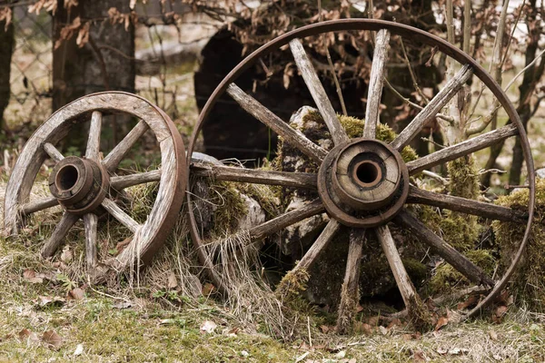 Ветхие колеса, опирающиеся на камень — стоковое фото