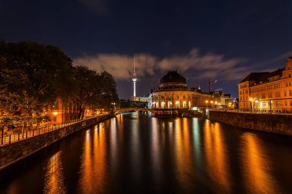 Vista nocturna del Museumsinsel en Berlín — Foto de Stock