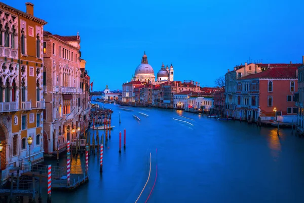 Canal Grande v Benátkách, Itálie, v noci — Stock fotografie