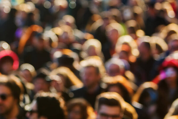 вид сверху на толпу людей вне фокуса
