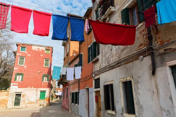 Alej v Benátkách v Itálii, s prádelní šňůry — Stock fotografie