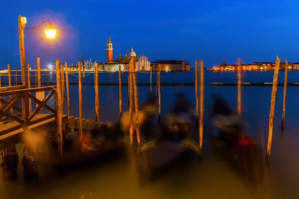 Gondeln bei Nacht in Venedig, Italien — Stockfoto