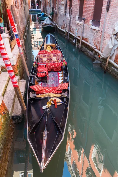 Gondola tradizionale in un canale a Venezia — Foto Stock