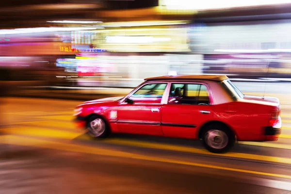 Hongkong taxi på vägen i rörelse oskärpa — Stockfoto