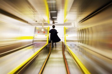 alt katta bir metro istasyonu yürüyen adam