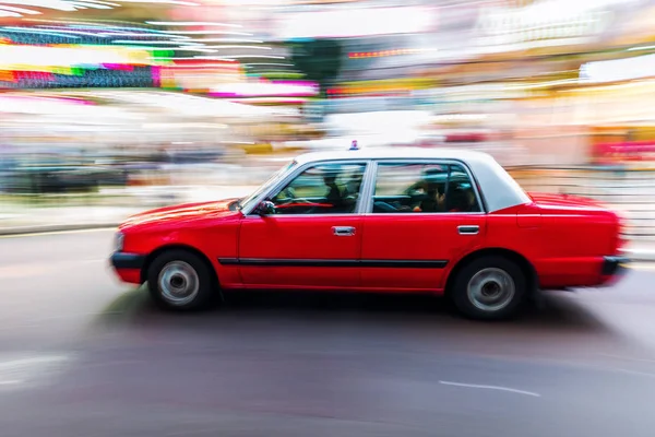 Hongkong taxi en la carretera en desenfoque movimiento — Foto de Stock