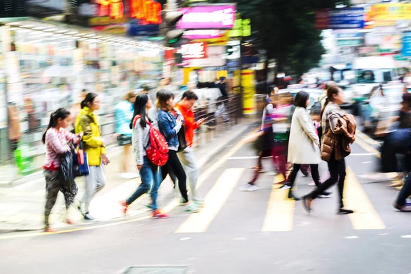 Multitud de personas cruzando una calle en Hong Kong — Foto de Stock