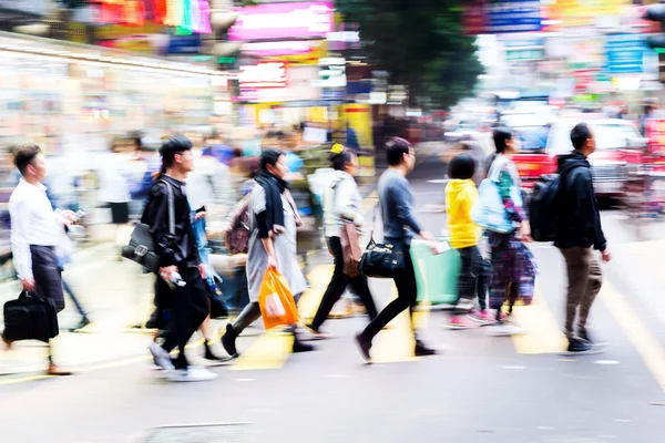 Multitud de personas cruzando una calle en Hong Kong — Foto de Stock