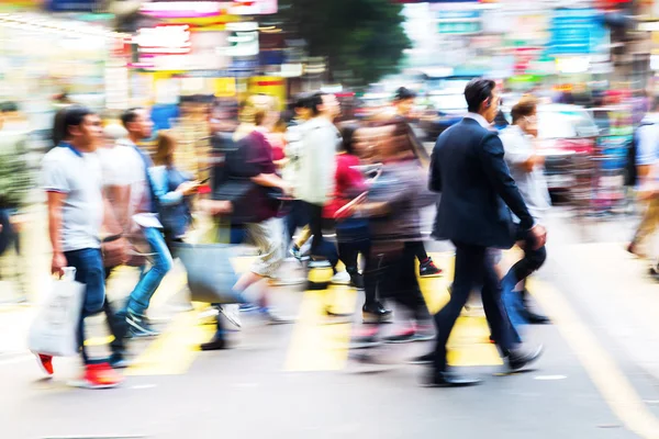 Skara människor korsar en gata i Hongkong — Stockfoto