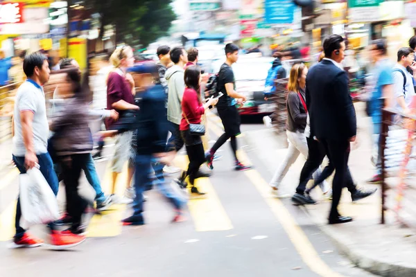 Menigte van mensen het oversteken van een straat in Hongkong — Stockfoto